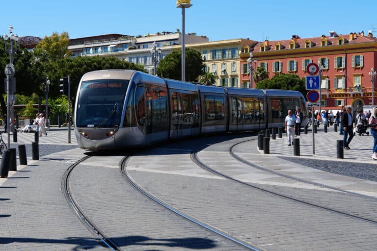 La ligne 1 de tramway sur la place Massena de Nice