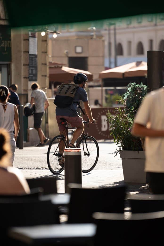 Un homme sur son vélo en centre ville.