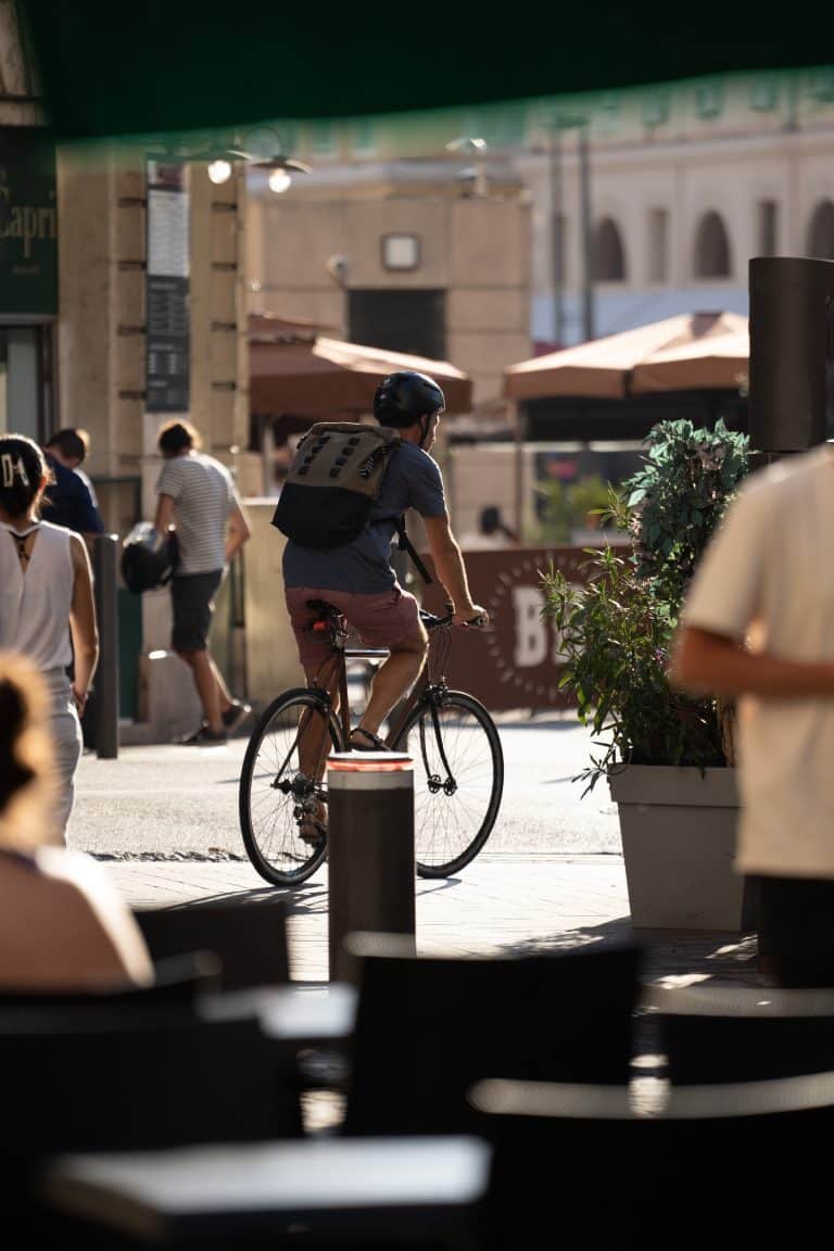 Un homme sur son vélo en centre ville.