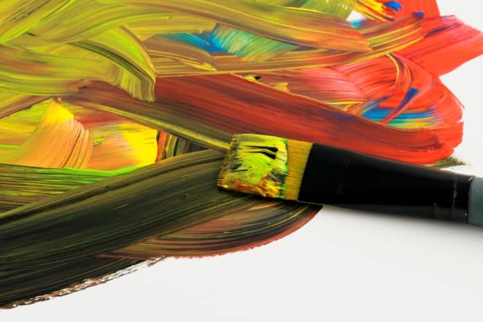 Une palette de couleurs avec un pinceau.