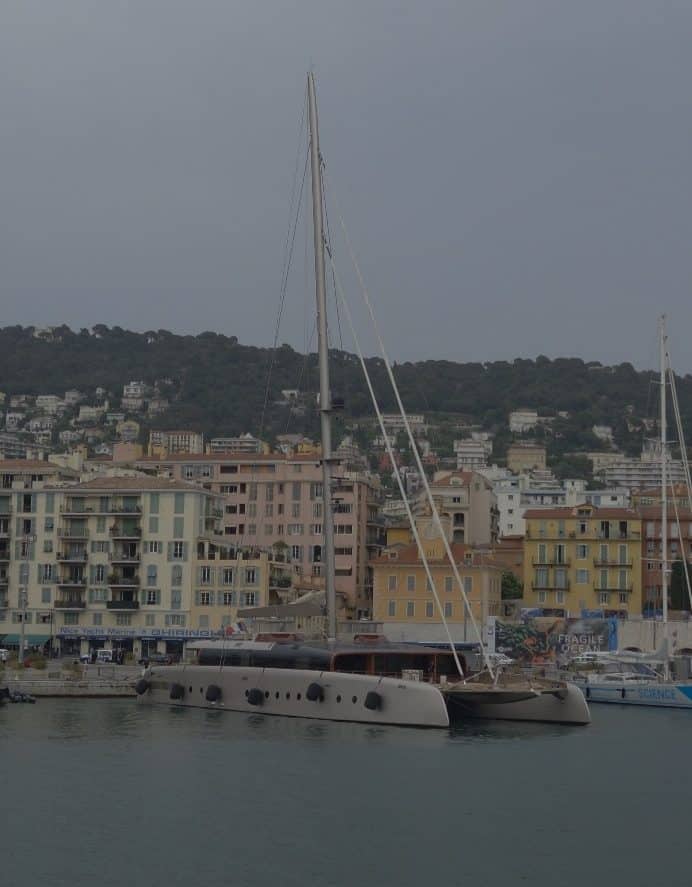 Le bateau Art Explorer lors de son arrivée au port de Nice, ce mercredi midi.