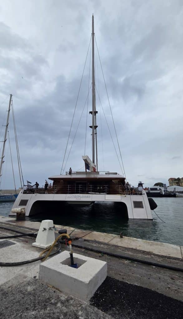 Le bateau Art Explorer lors de son arrivée au port de Nice, ce mercredi midi.
