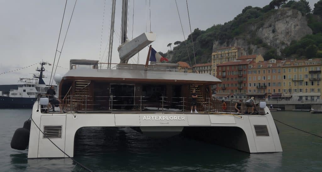 Le bateau Art Explorer lors de son arrivée au port de Nice, ce mercredi midi.