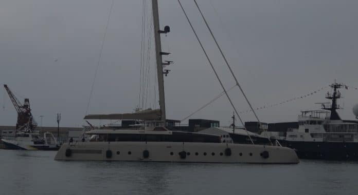 Le bateau Art Explorer lors de son arrivée au port de Nice, ce mercredi midi.