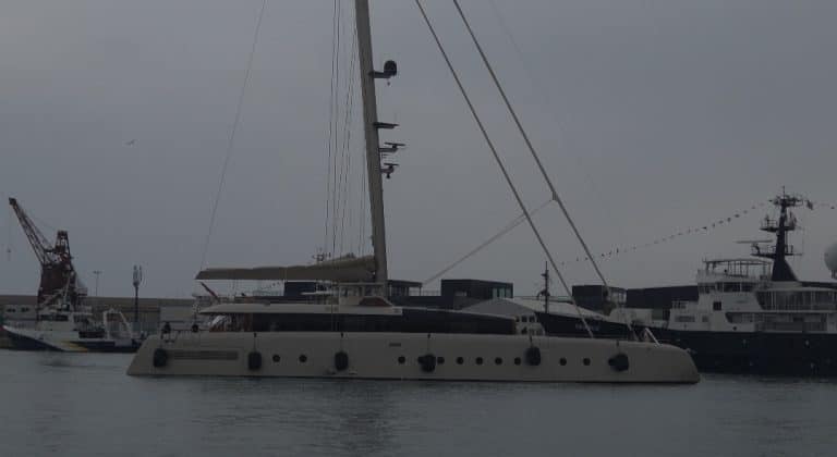 Le bateau Art Explorer lors de son arrivée au port de Nice, ce mercredi midi.