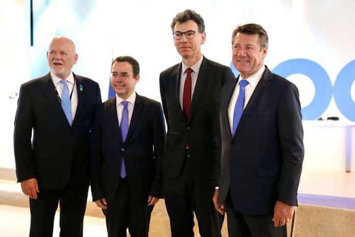de gauche à droite : Peter THOMPSON, Secrétaire Général des Nations Unis-Envoyé Spécial pour les Océans ; Laurent HOTTIAUX, Préfet des Alpes-Maritimes ; Philippe BAPTISTE, Ministre délégué chargé de l’Enseignement Supérieur et de la Recherche et Christian ESTROSI