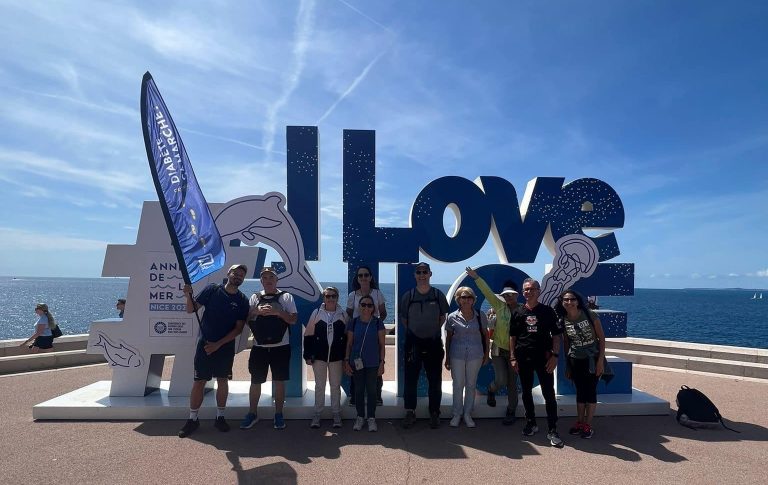 les participants à la marche contre le diabète devant le IloveNice et la Promenade des Anglais.