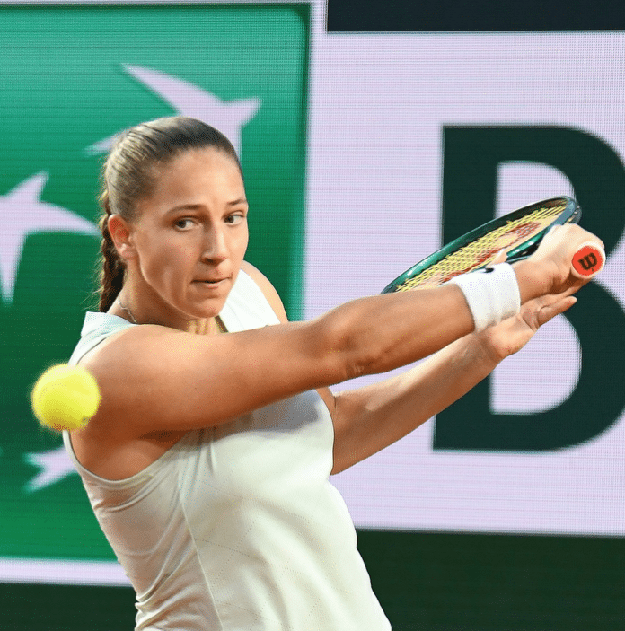 La joueuse de tennis Niçoise Diane Parry frappe une balle en revers slicé.