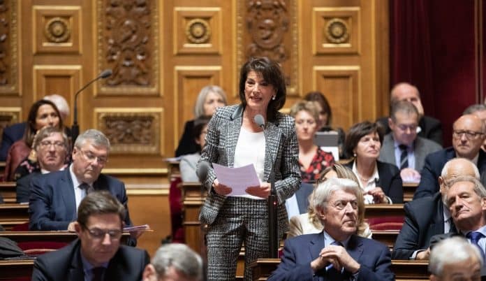 La Sénatrice des Alpes-Maritimes Dominique Estrosi Sassone au micro au Sénat.