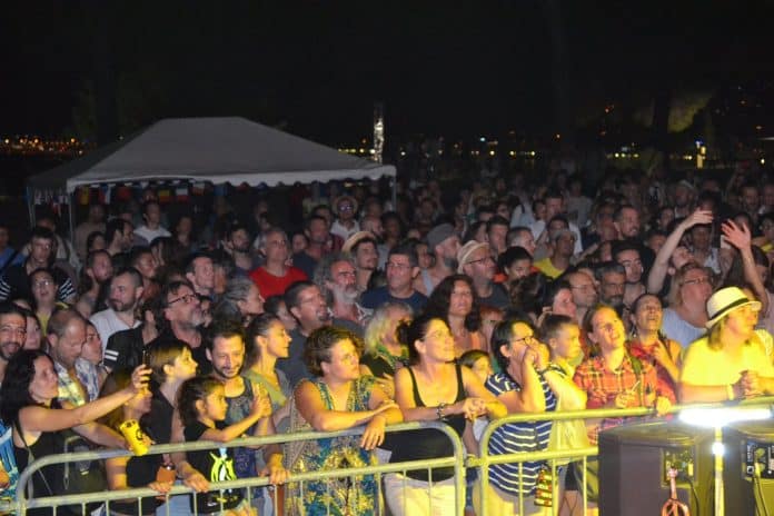 L'édition 2024 de la Fête du Château à Nice avec des personnes devant une scène de spectacle.