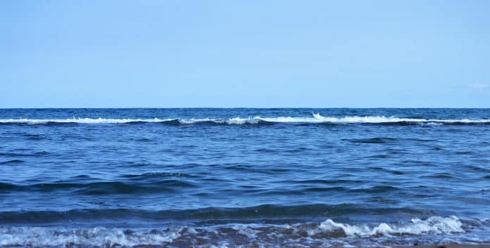 Le bleu de la mer méditerranée avec des petites vagues.