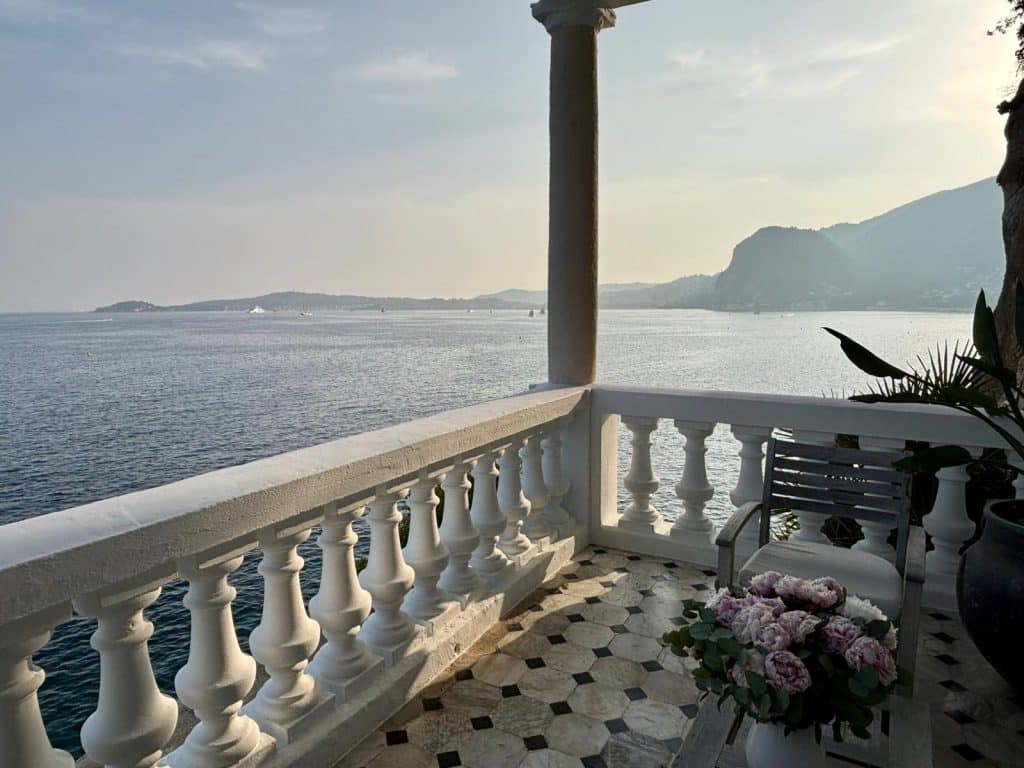 L'hôtel du Castel et son jardin avec vue sur la mer.