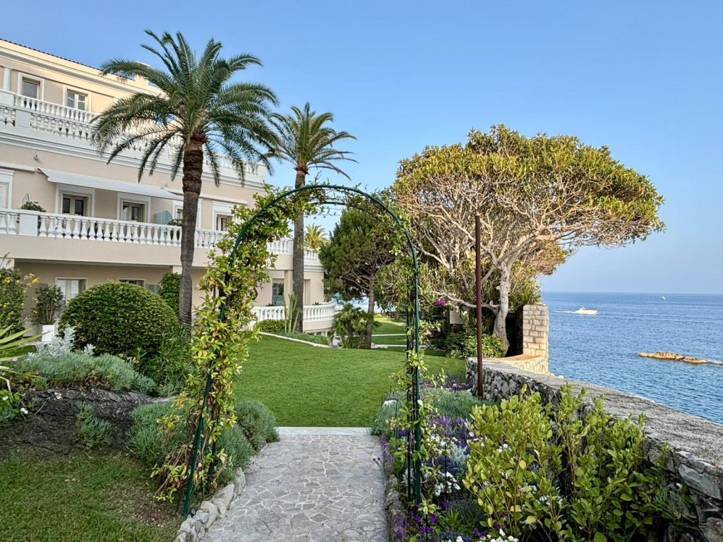 L'hôtel du Castel et son jardin avec vue sur la mer.