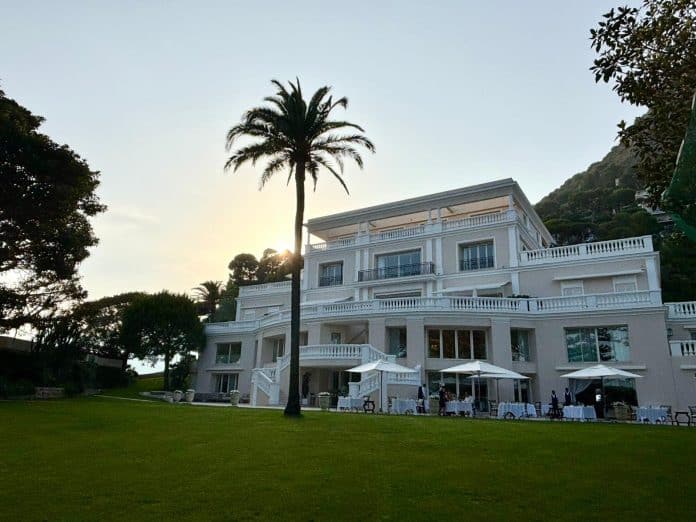 L'hôtel du Castel et son jardin avec vue sur la mer.