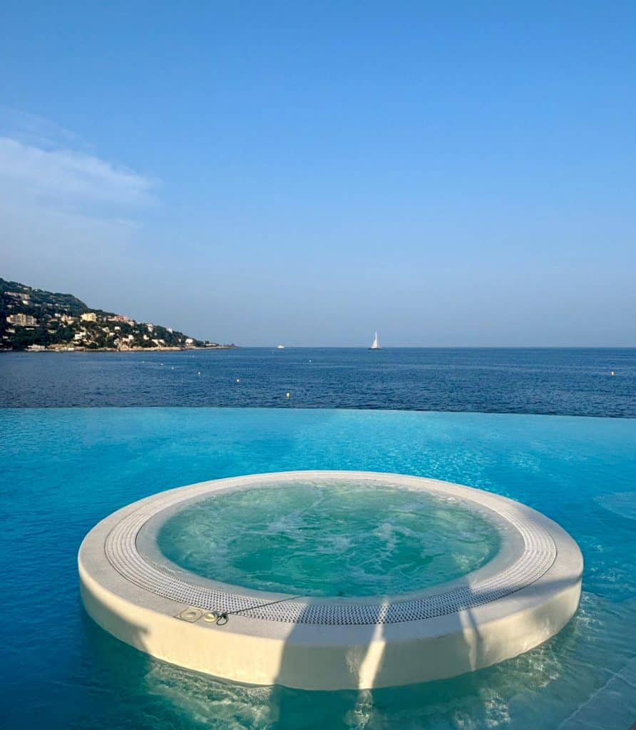 L'hôtel du Castel et son jardin avec vue sur la mer.