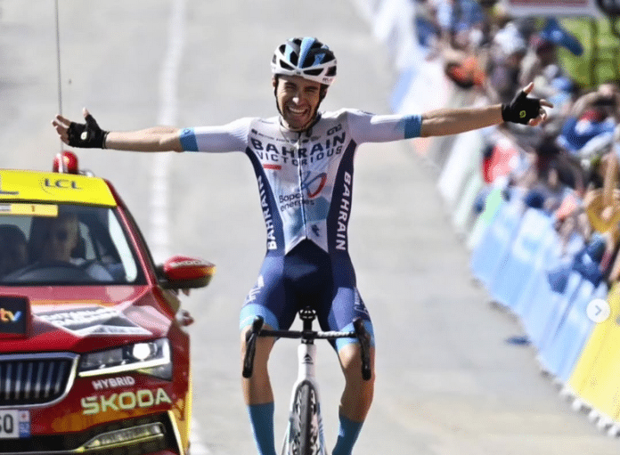 Le Cannois Lenny Martinez remporte la dernière étape du Dauphiné Libéré 2025 tout en joie à l'arrivée sur son vélo.