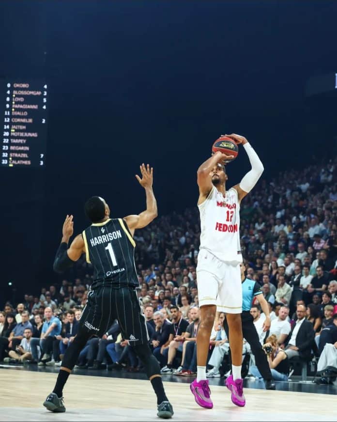 Petr Cornelie, joueur de Monaco, prenant un tir, face à Harrison, joueur de l'ASVEL