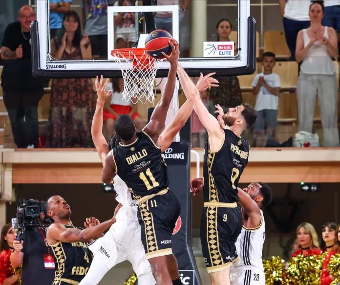 Alpha Diallo et Georgios Papagiannis au panier contre des joueurs de l'ASVEL