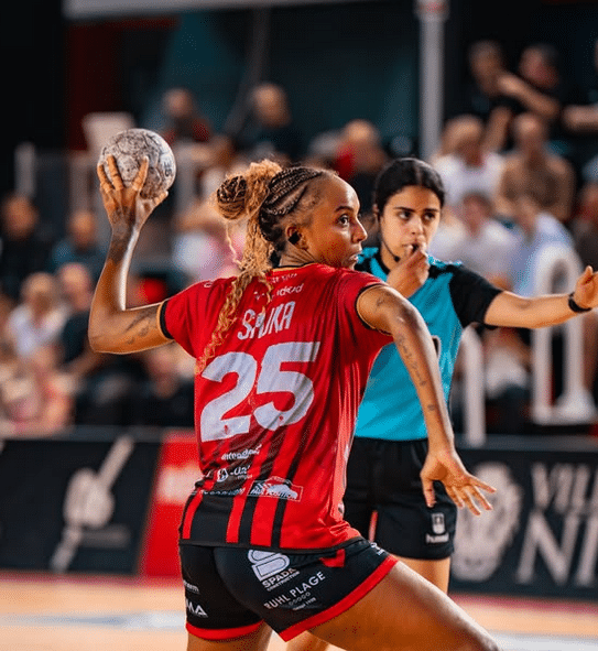 La joueuse de l'OGC Nice handball Marie-Helene Sajka sur un jet de sept mètres.