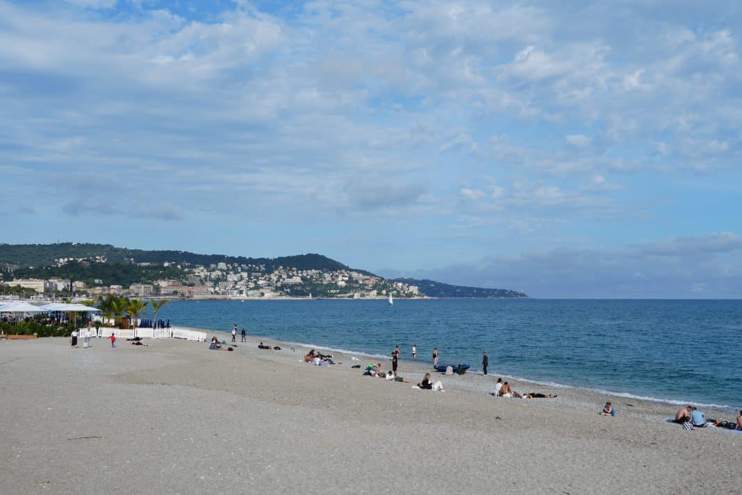 Une plage de la Promenade des Anglais de Nice.