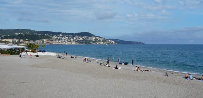 Une plage de la Promenade des Anglais de Nice.