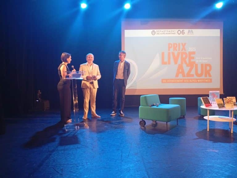 L'édition 2025 du Prix Livre Azur remporté par Pierre Corbucci sur la scène lors de la remise de son prix.