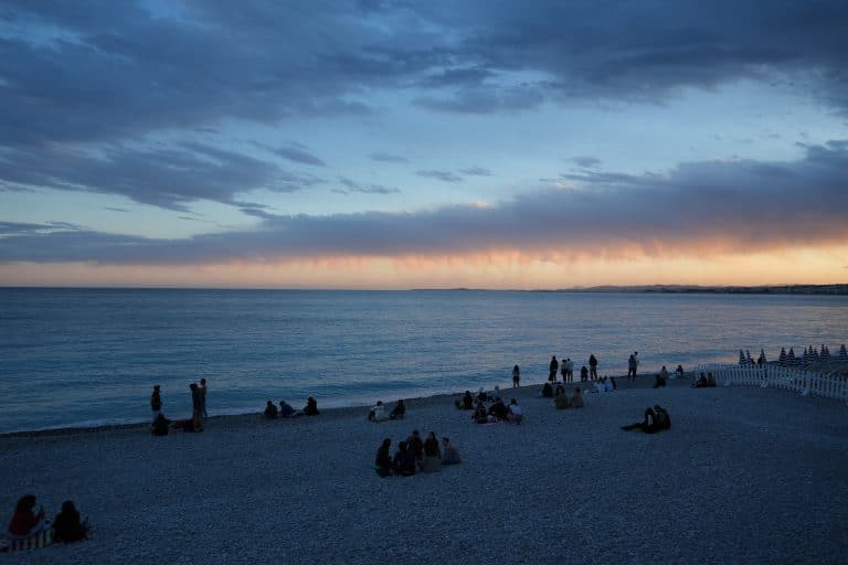 La promenade des anglais à la tombée de la nuit.