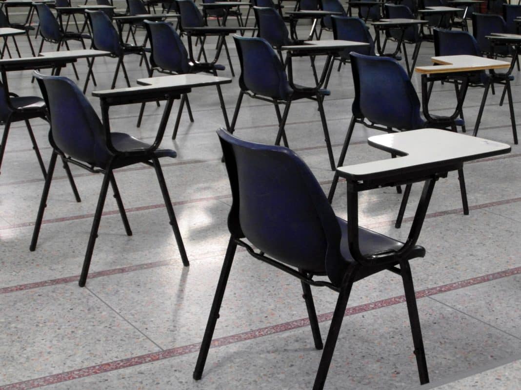 Des tables et des chaises sans étudiants.