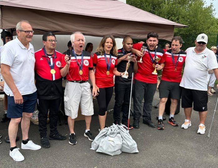 L'équipe Niçoise de Torball en ligne en rouge et noir.
