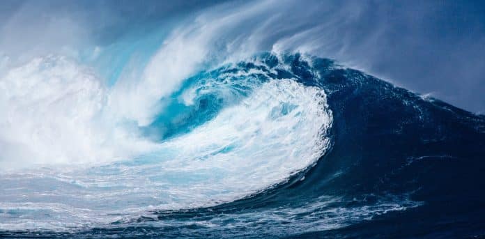Une vague dans l'océan.