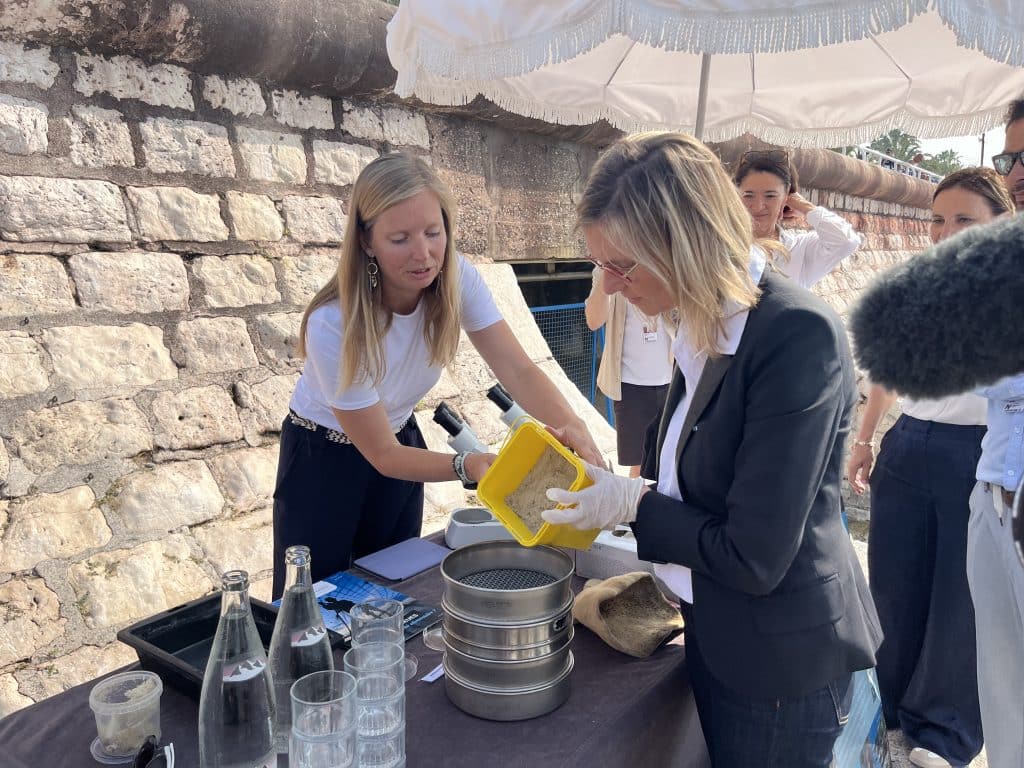 Agnès Pannier-Runacher en pleine activité sur les micro-plastiques