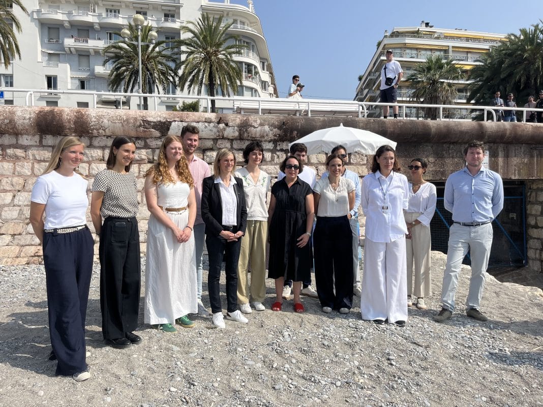 Agnès Pannier-Runacher avec les jeunes du Service Civique écologique et des membres de l'Institut océanographique Paul Ricard