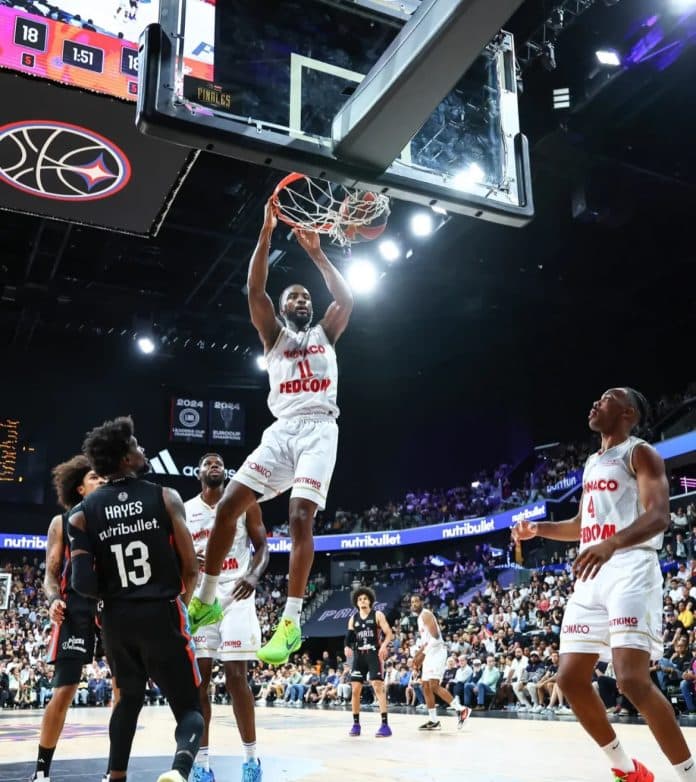 Alpha Diallo qui dunk contre le Paris Basketball