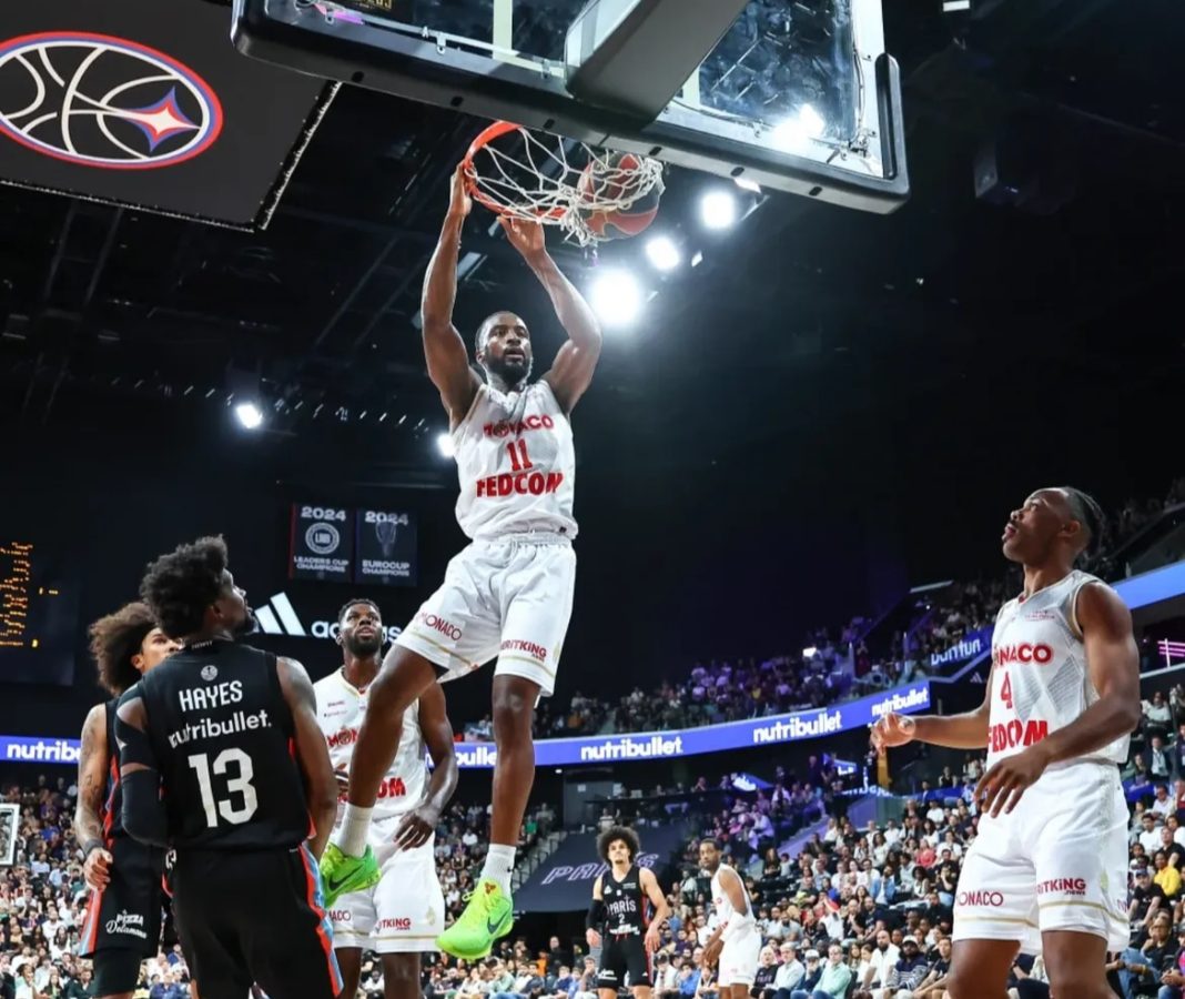 Alpha Diallo qui dunk contre le Paris Basketball