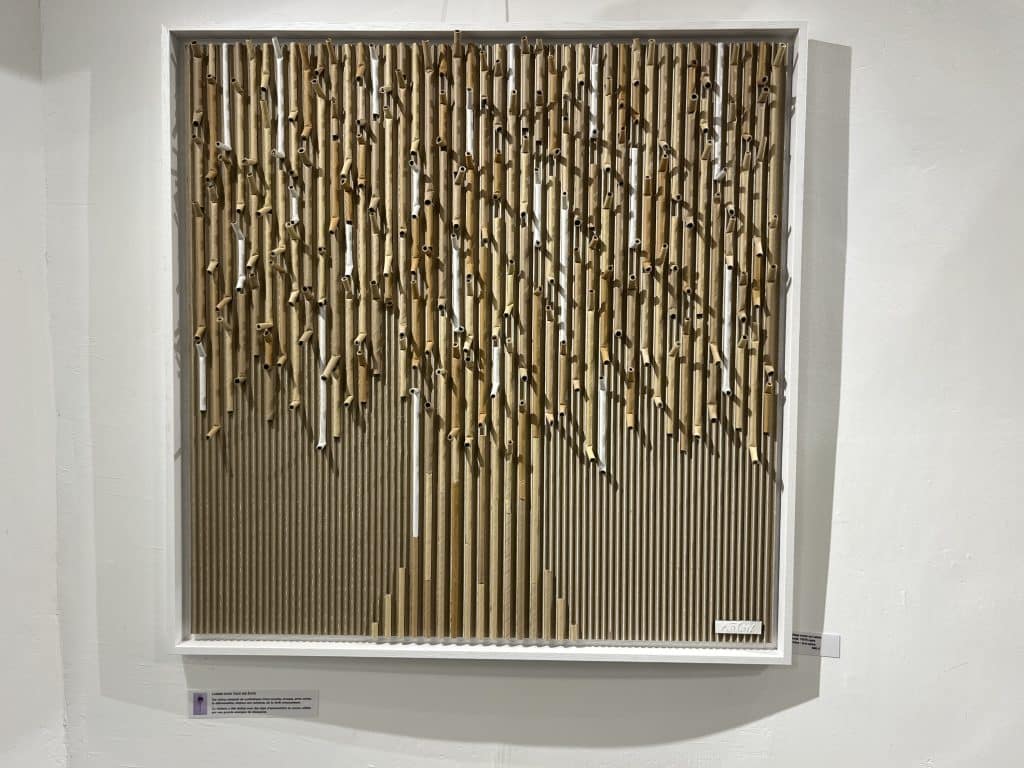 Le tableau avec un arbre fait de carton