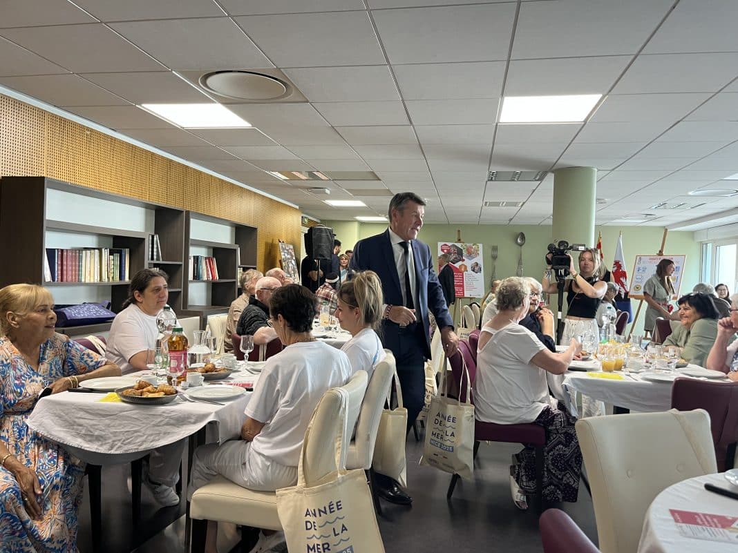 Christian Estrosi au milieu de seniors pour présenter le Plan Canicule pour l'été