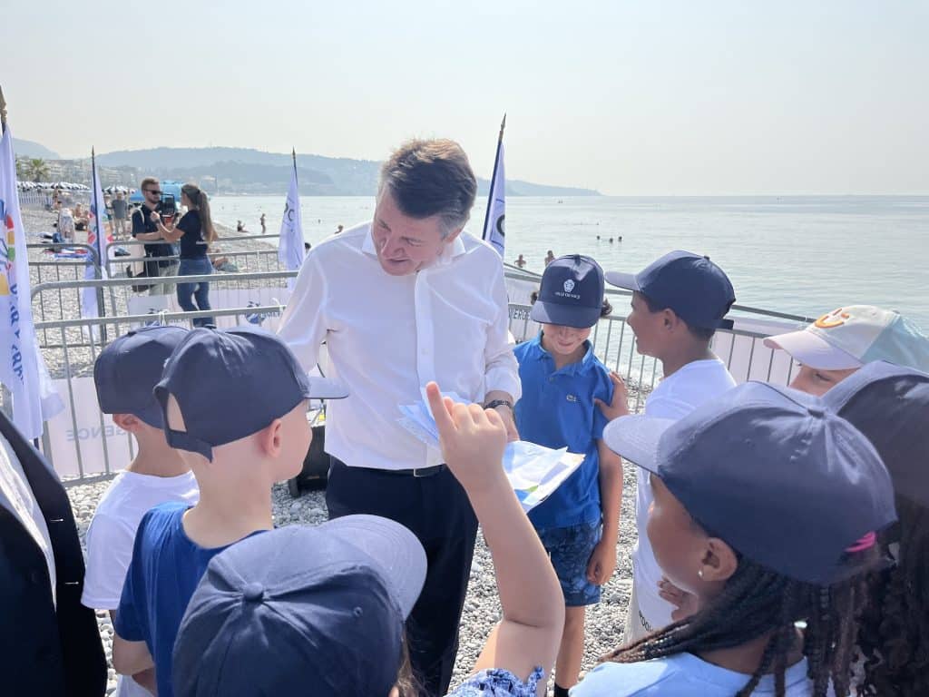 C. Estrosi with CE2 and CM1 students on the occasion of the turtle release