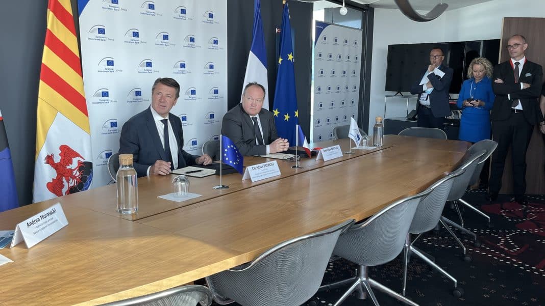 Christian Estrosi avec Ambroise Fayolle, vice-président de la BEI, signant l'accord de financement pour Haliotis 2