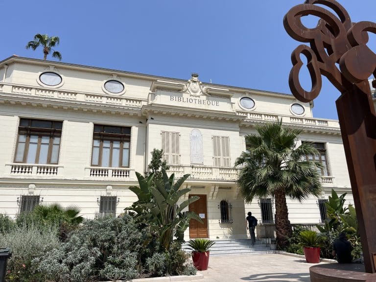 La bibliothèque Romain Gary de Nice au milieu d'une place arborée.