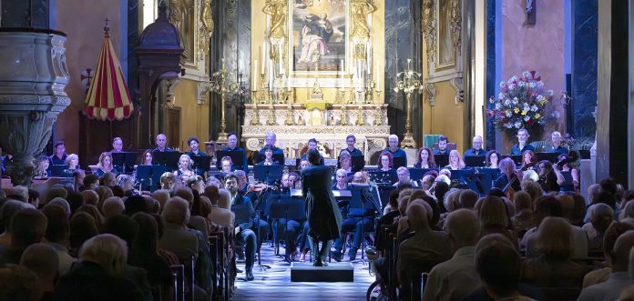 L'orchestre philharmonique de Nice devant des spectateurs dans la basilique de Nice