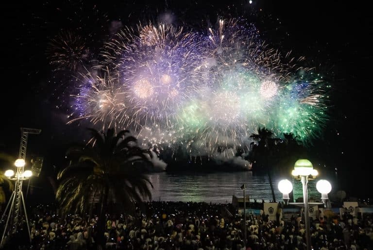 Le feu d'artifice tiré après le spectacle de drone à l'occasion de l'ouverture de l'UNOC à Nice.