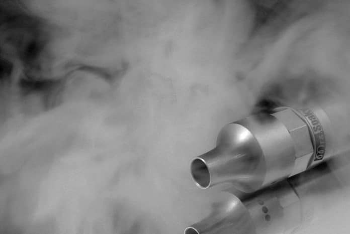 Une cigarette électronique avec de la fumée