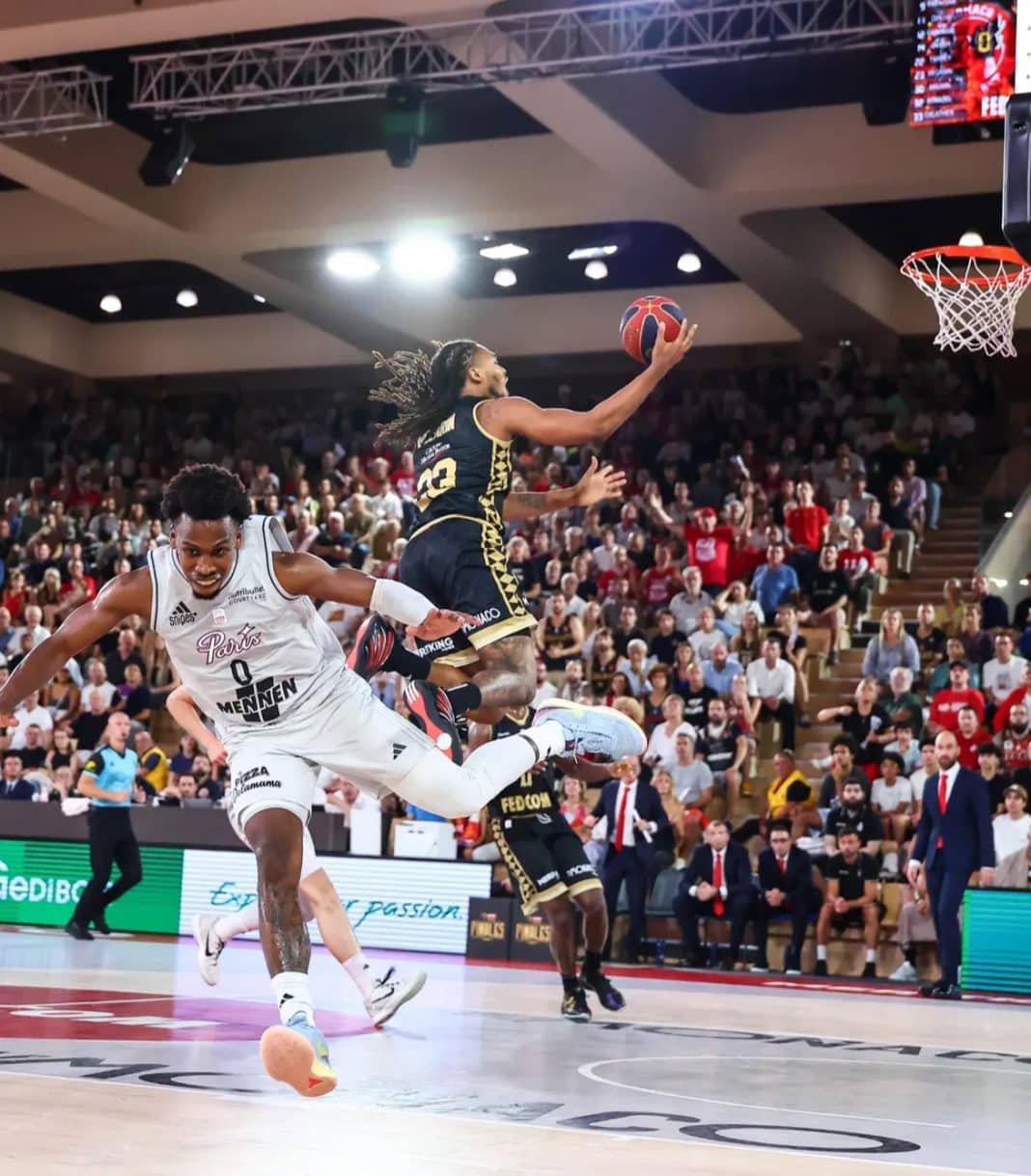 Juhann Begarin inscrivant un panier dans la confrontation contre le Paris Basketball