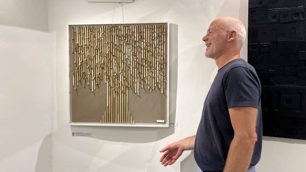 Laurent Lecuelle présente une œuvre phare de sa collection : un arbre fait de carton