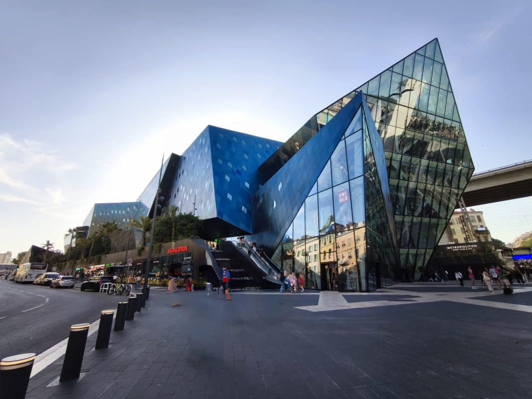 Le bâtiment ICONIC à Nice est un véritable centre commercial en plein coeur de la ville. Le bâtiment en vert est collé à la gare de Nice.