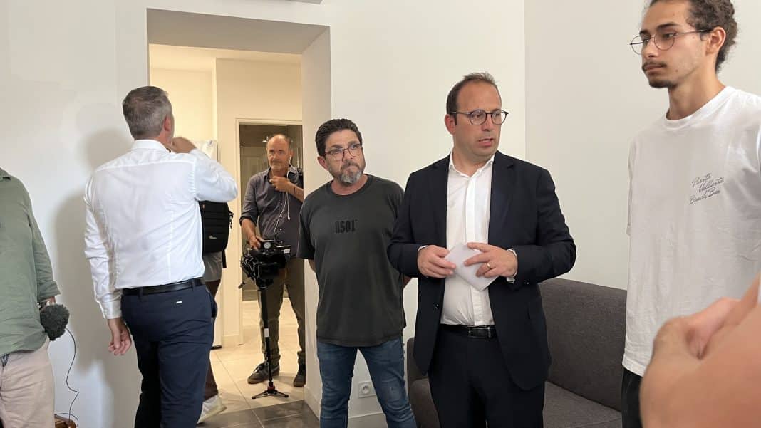Anthony Borré détaillant le dispositif de la location mixte, à l'intérieur d'un appartement de la résidence le Cèdre Bleu, Boulevard Gambetta