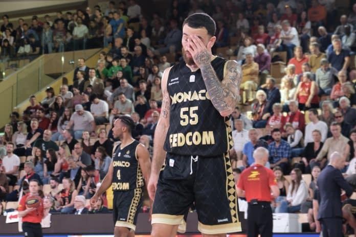 Mike James frustré lors d'un match de saison régulière de Betclic Elite contre Nanterre