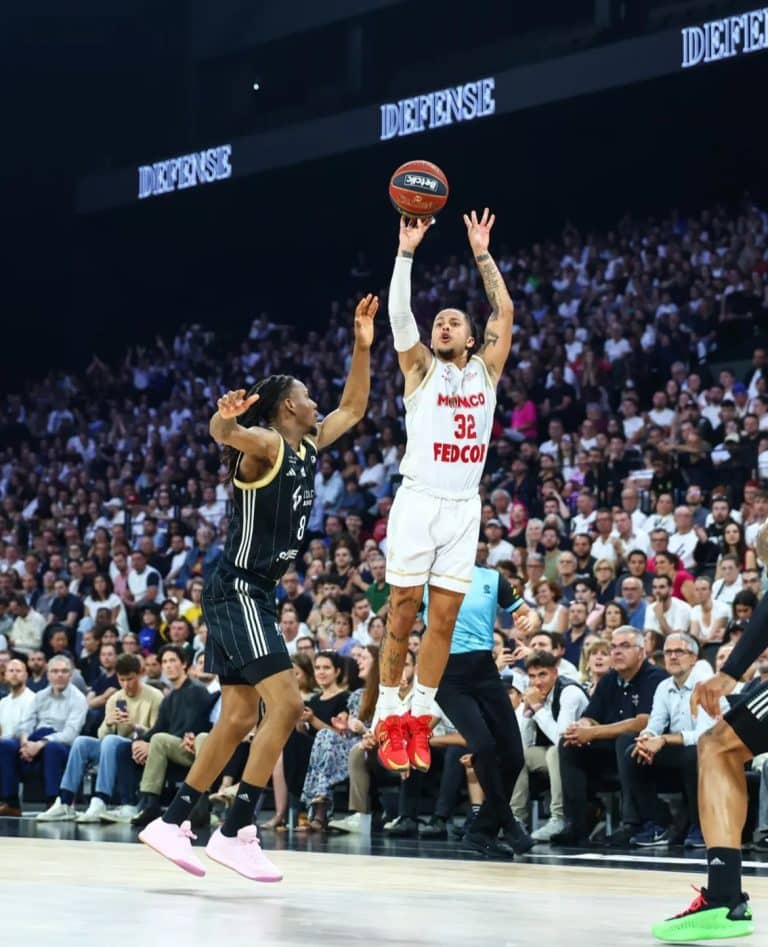 Matthew Strazel prenant un tir à trois points contre l'ASVEL en demi-finale de playoffs de Betclic Elite