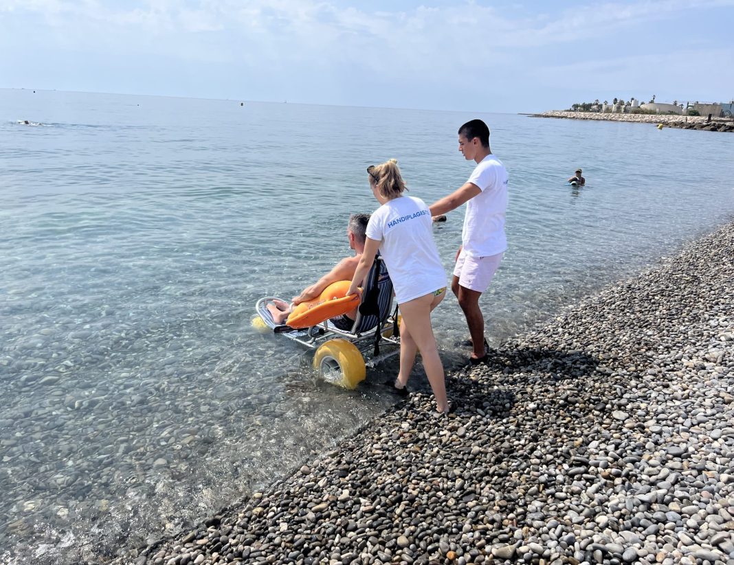 Une fauteuil pour les PMR pour rentrer dans l'eau