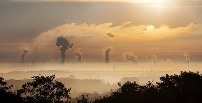 La pollution dans les grandes villes. De gros nuages gris et un ciel voilé au couché du soleil.